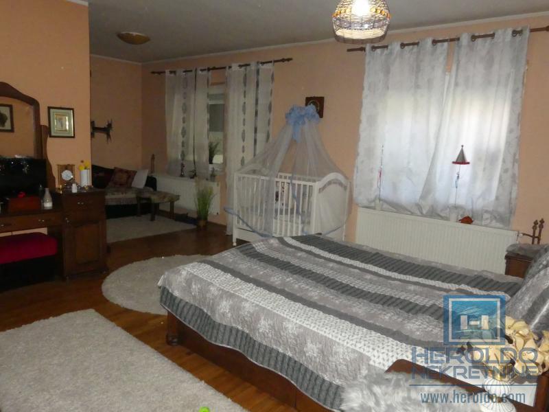 velika, prelepa kuća za višečlanu porodicu 50