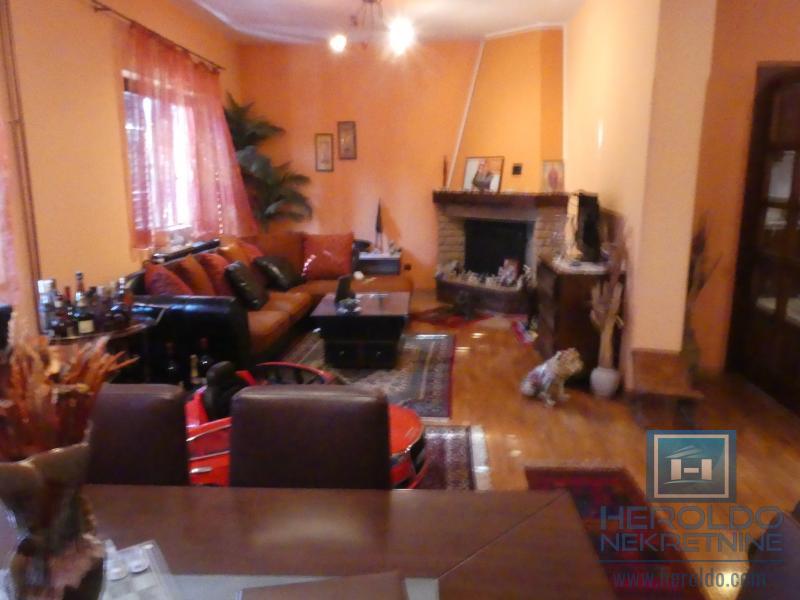 velika, prelepa kuća za višečlanu porodicu 68