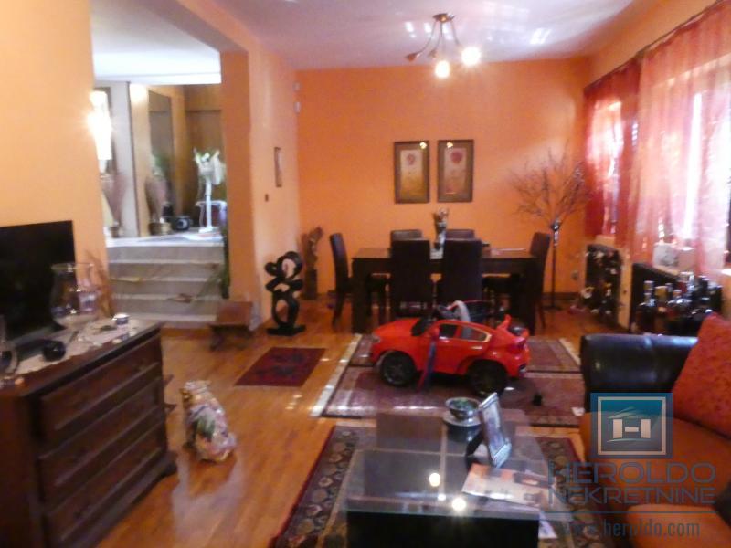 velika, prelepa kuća za višečlanu porodicu 70