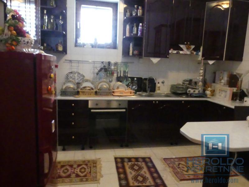 velika, prelepa kuća za višečlanu porodicu 72