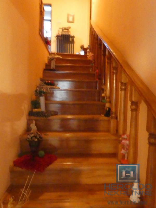 velika, prelepa kuća za višečlanu porodicu 75