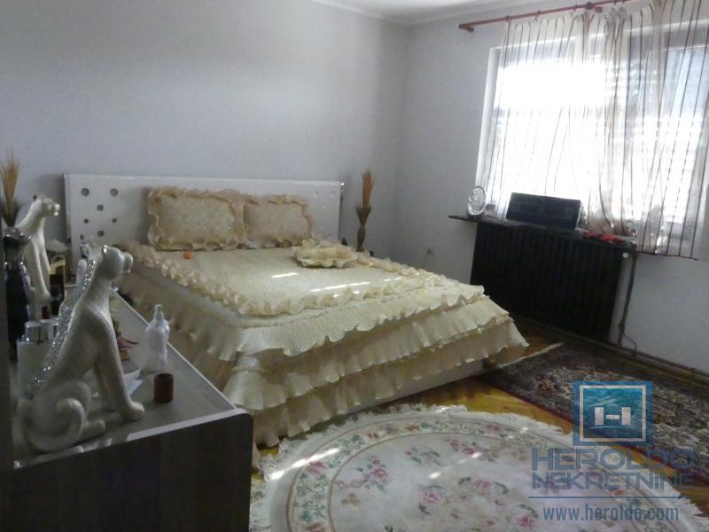 velika, prelepa kuća za višečlanu porodicu 76