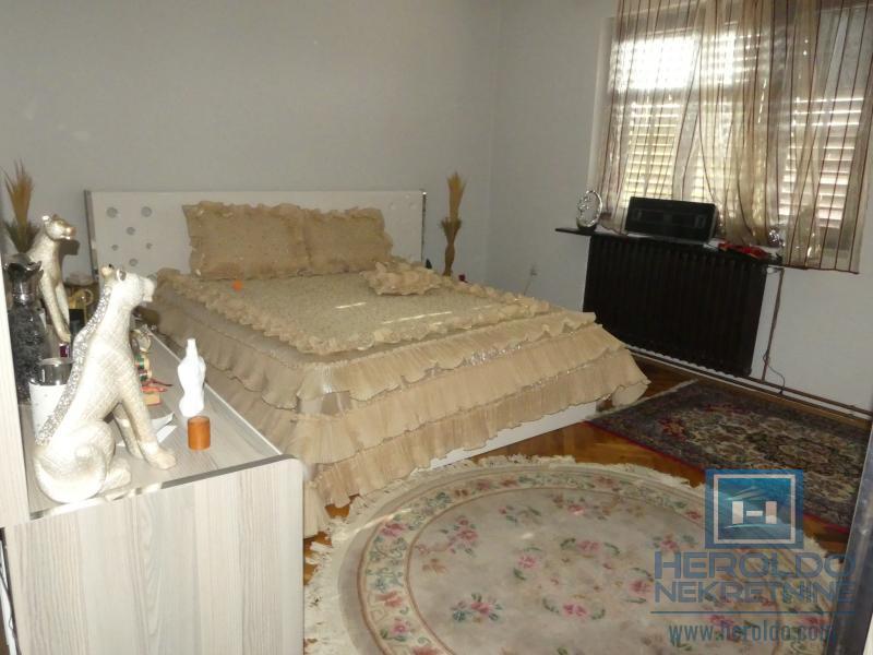 velika, prelepa kuća za višečlanu porodicu 85