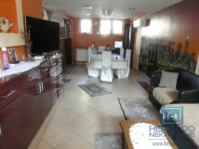 velika, prelepa kuća za višečlanu porodicu 24