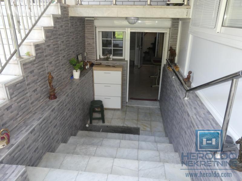 velika, prelepa kuća za višečlanu porodicu 13