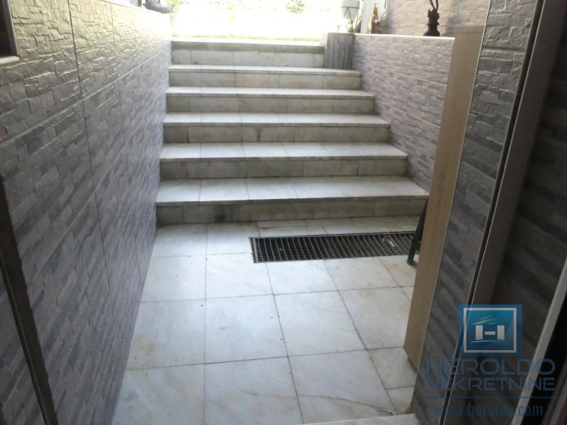 velika, prelepa kuća za višečlanu porodicu 14