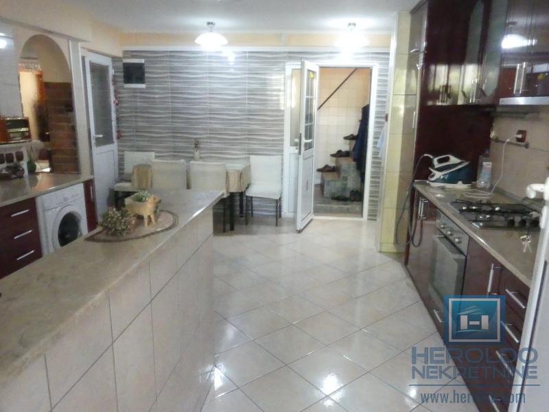 velika, prelepa kuća za višečlanu porodicu 15