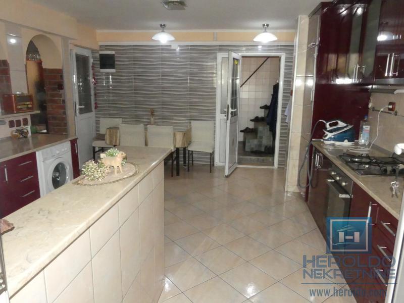 velika, prelepa kuća za višečlanu porodicu 16