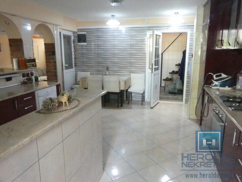 velika, prelepa kuća za višečlanu porodicu 17