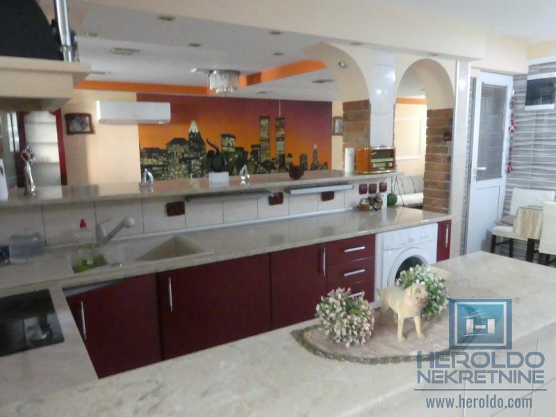 velika, prelepa kuća za višečlanu porodicu 18