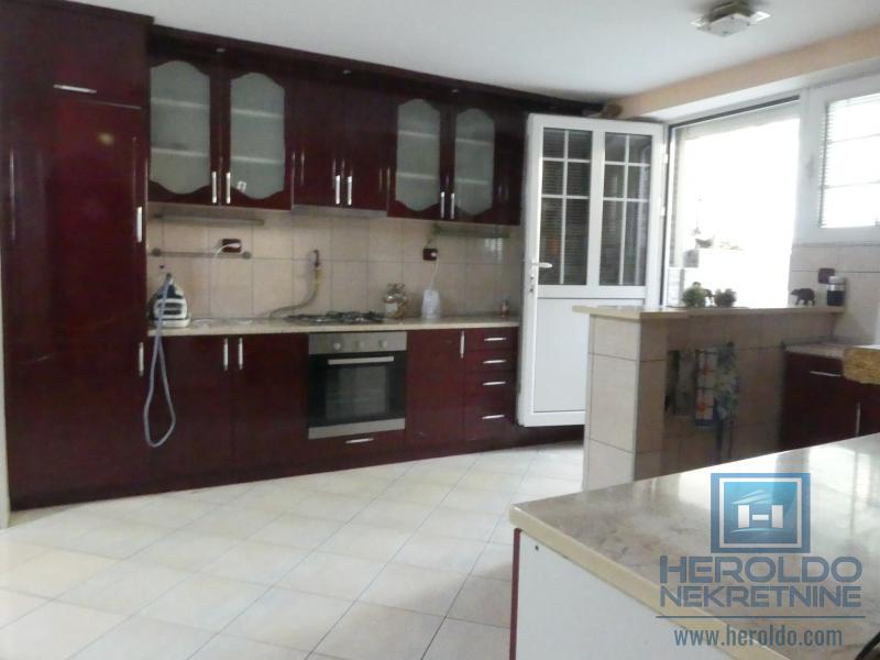 velika, prelepa kuća za višečlanu porodicu 19