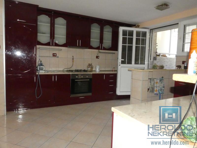 velika, prelepa kuća za višečlanu porodicu 20