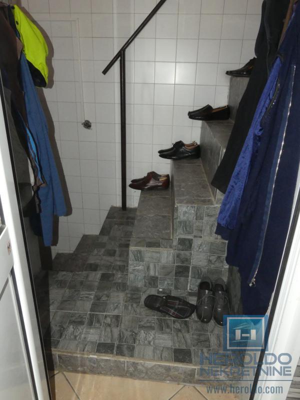 velika, prelepa kuća za višečlanu porodicu 36