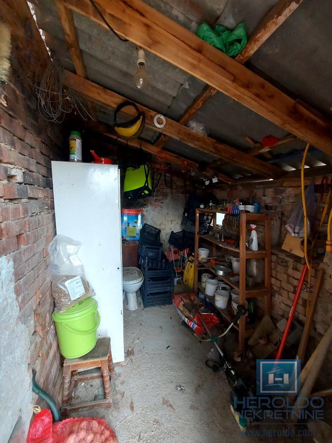 Veliki, lep plac sa objektom od 30m2 i 186 lešnika 8