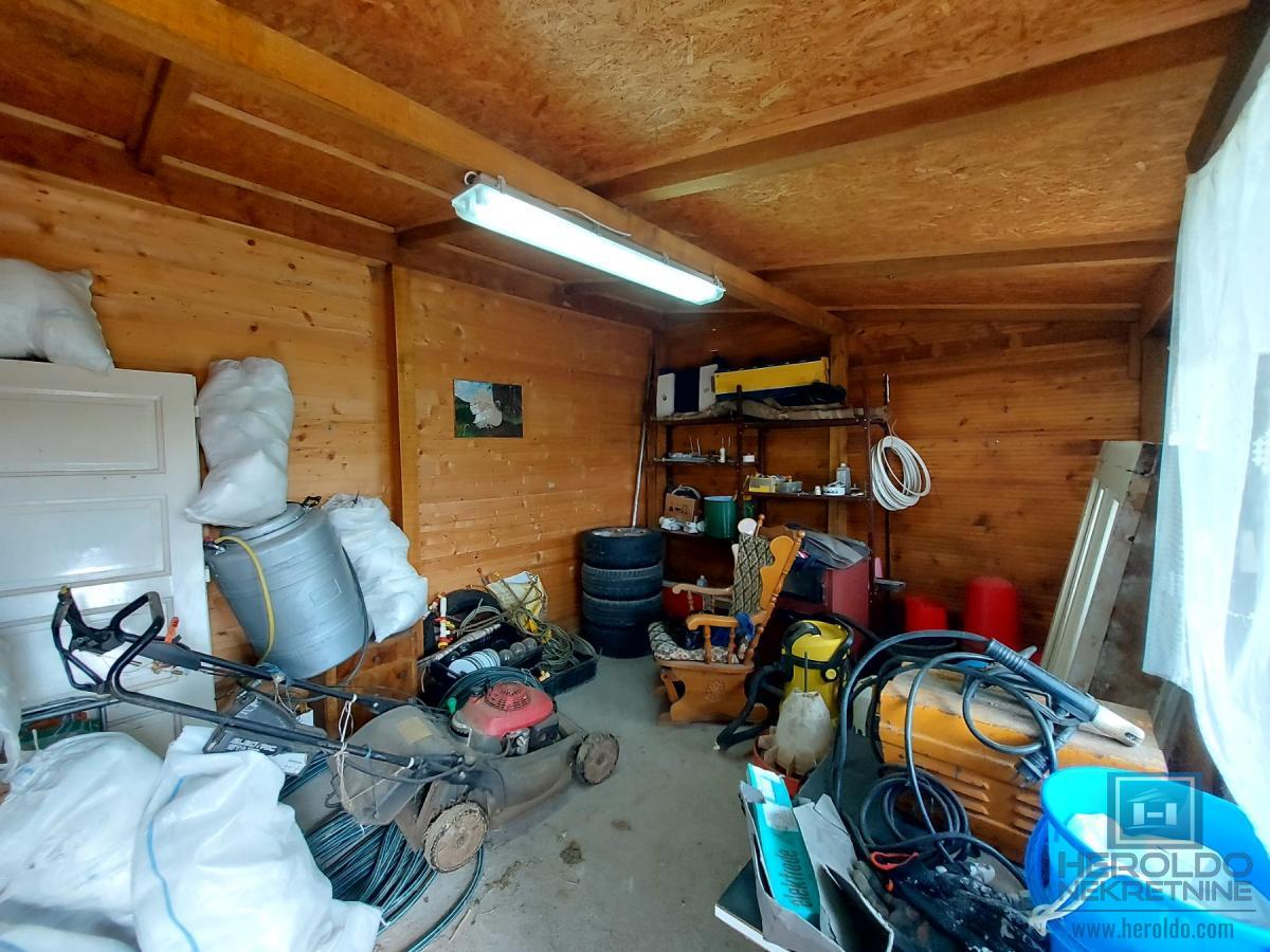 Veliki, lep plac sa objektom od 30m2 i 186 lešnika 9