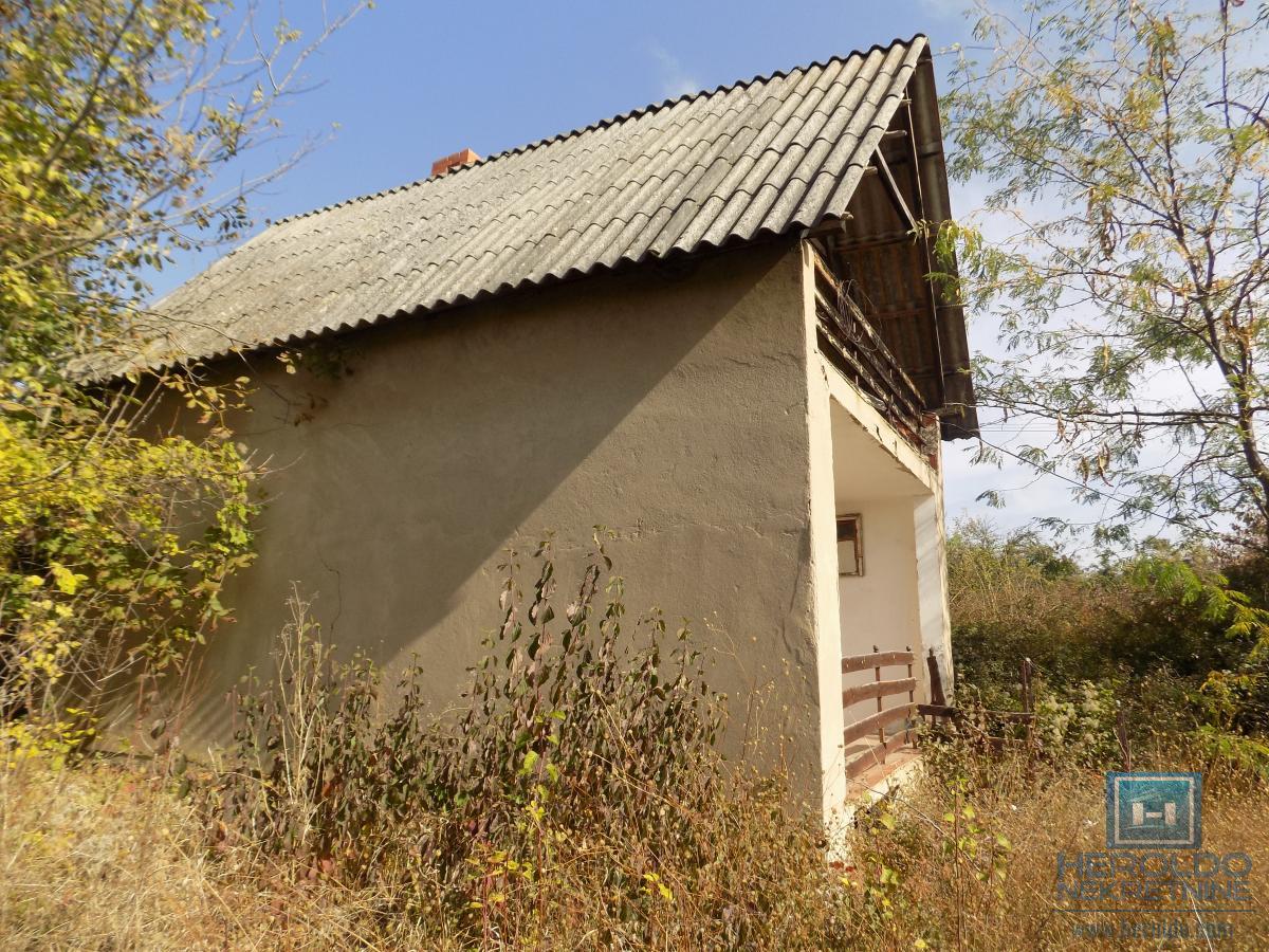 Vikend kuća na prodaju sa većim placem 6