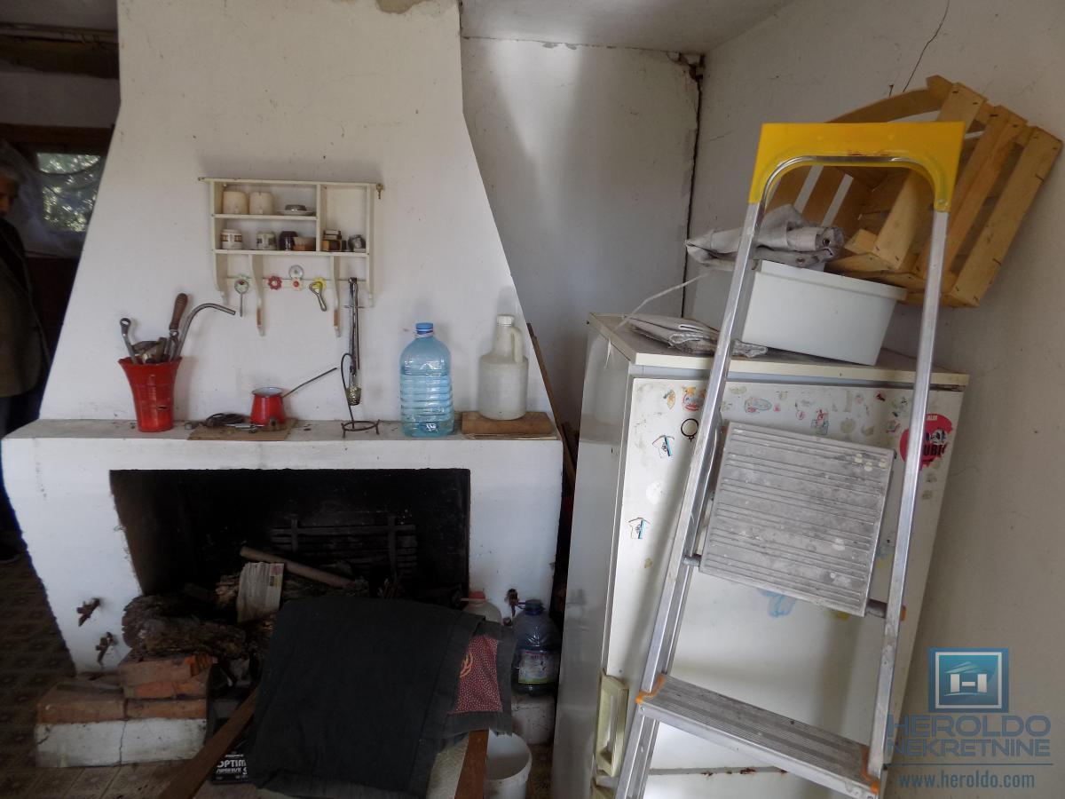 Vikend kuća na prodaju sa većim placem 7