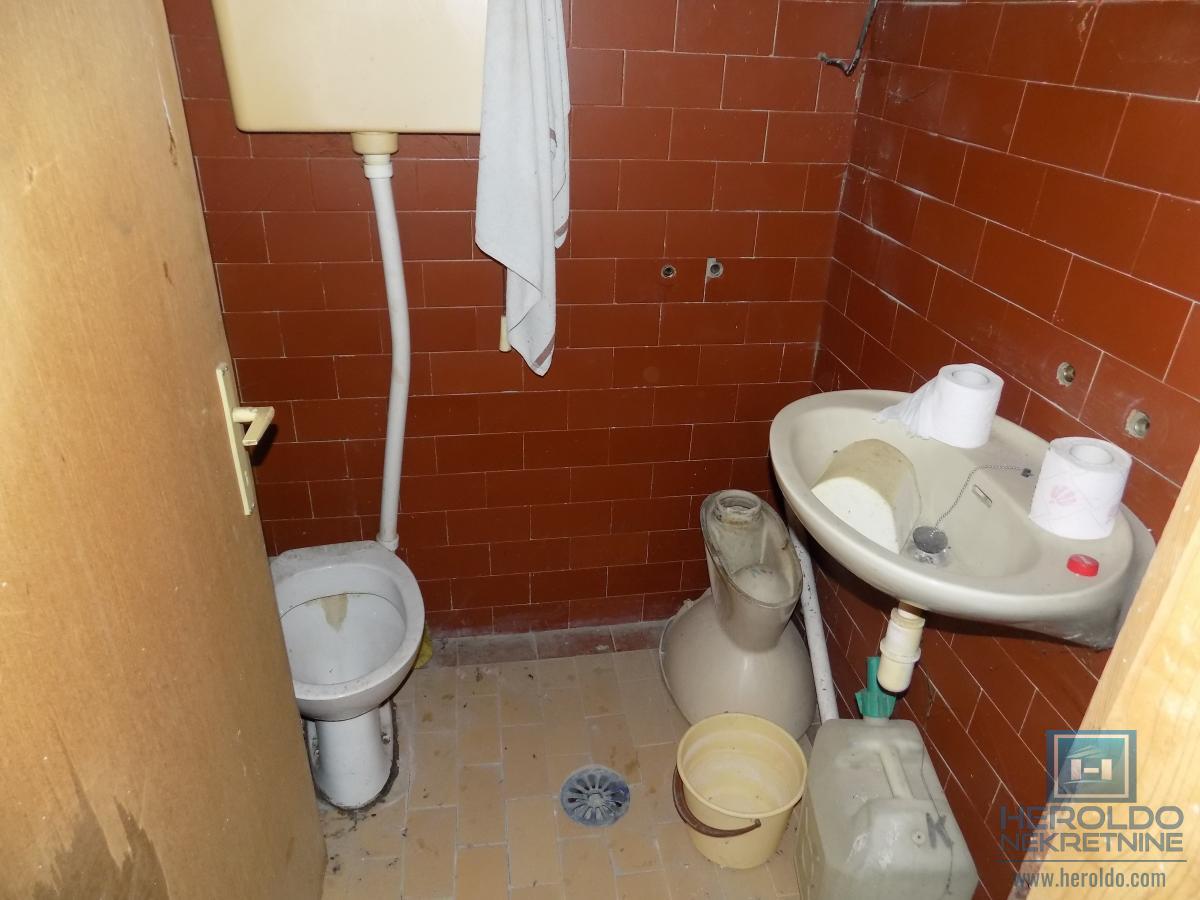 Vikend kuća na prodaju sa većim placem 8