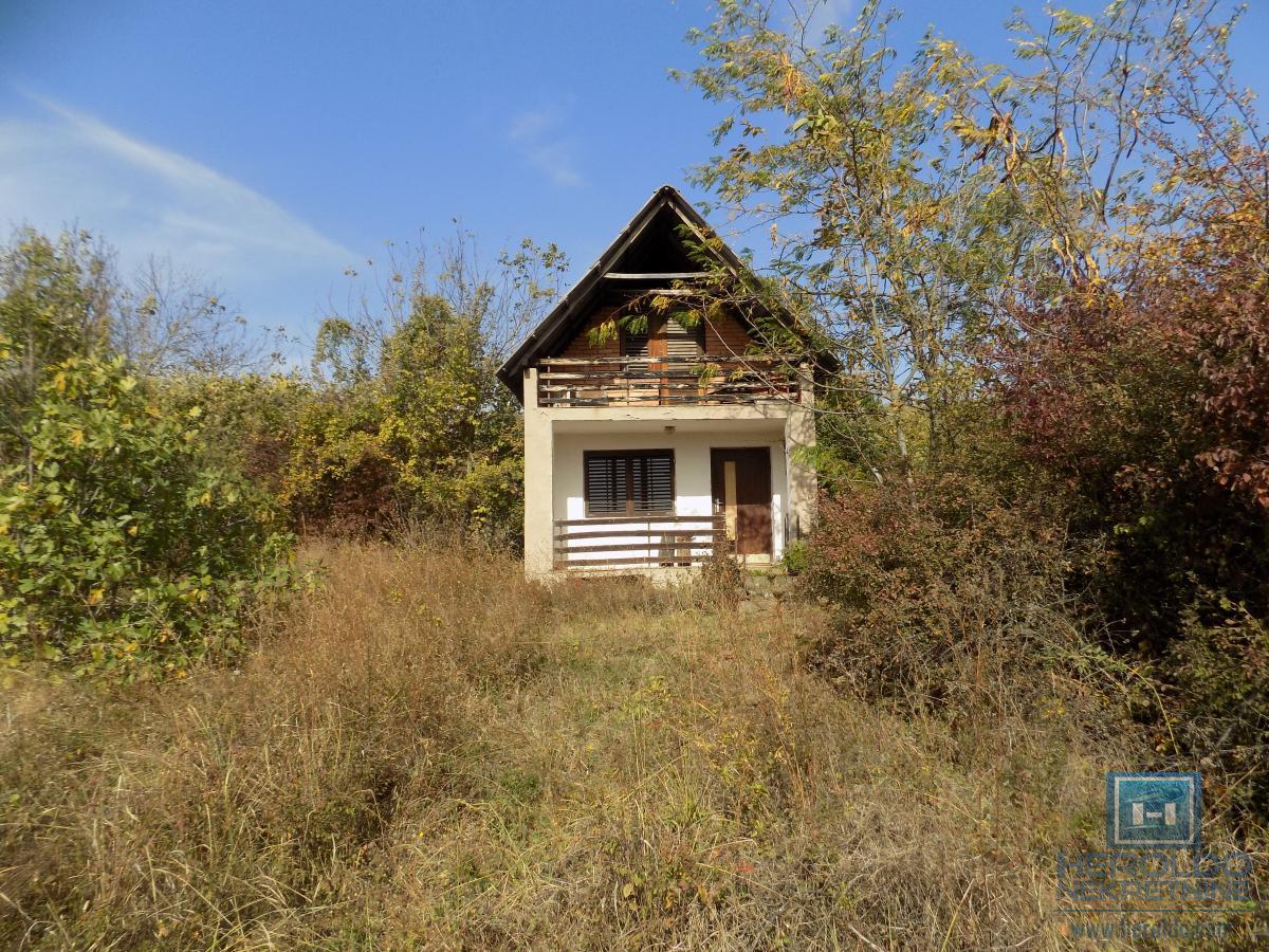 Vikend kuća na prodaju sa većim placem 3