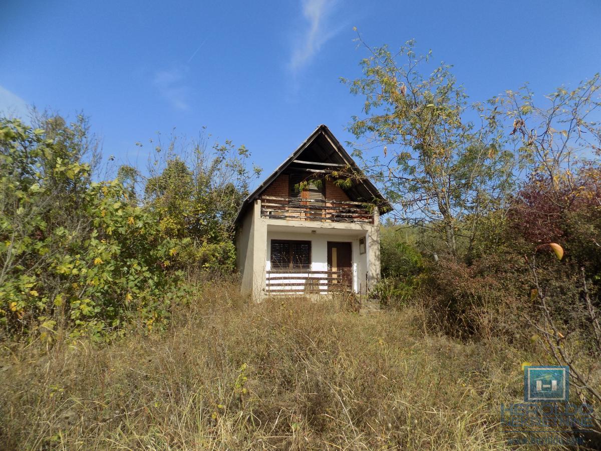 Vikend kuća na prodaju sa većim placem 4