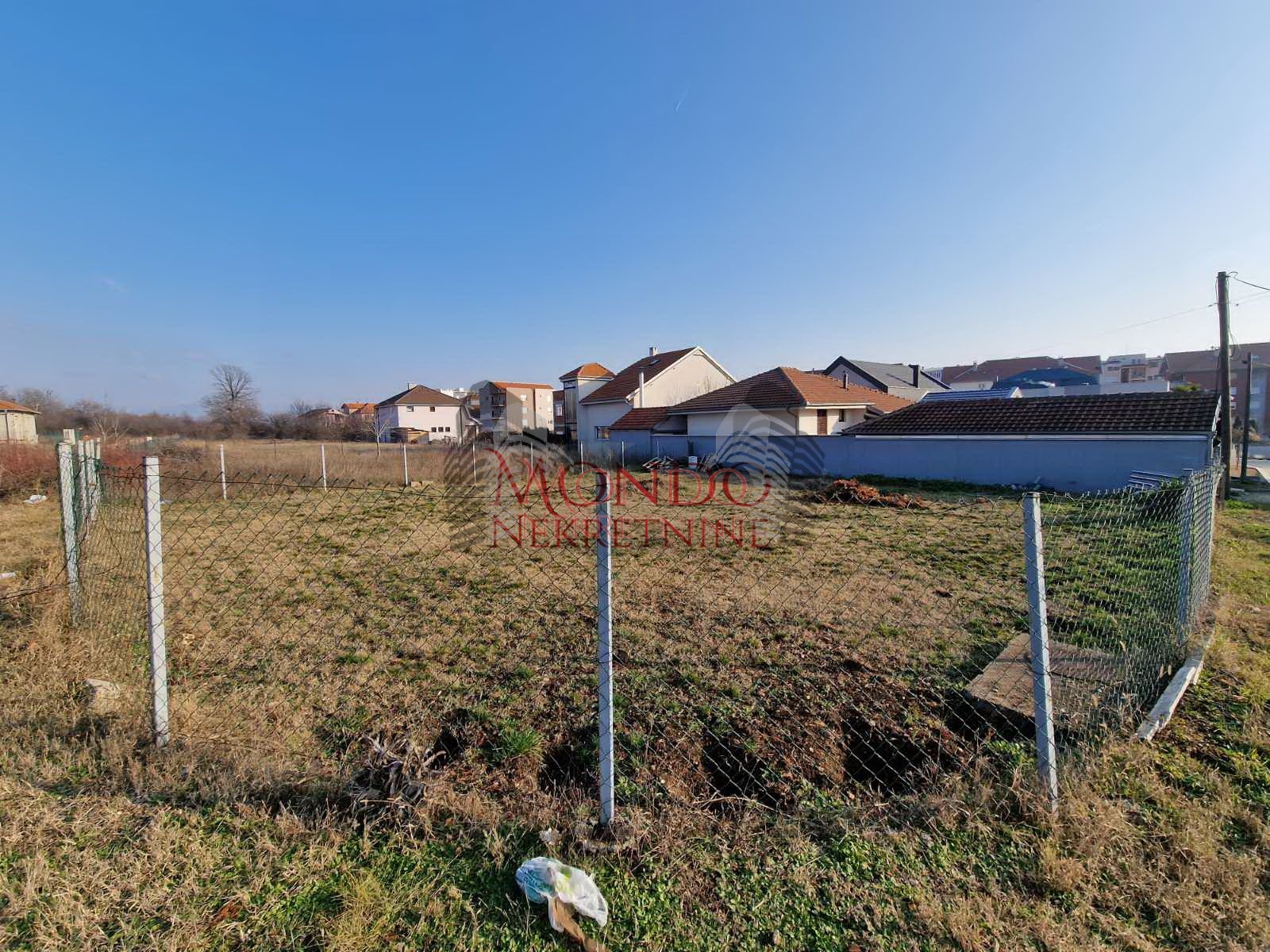 Izdaje se ogradjen plac od 400m2 do Gornjomatejevacke ulice 3