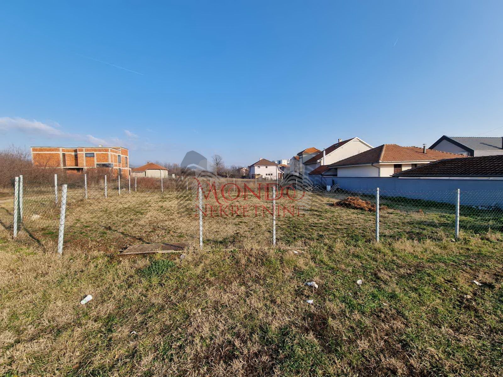 Izdaje se ogradjen plac od 400m2 do Gornjomatejevacke ulice 2