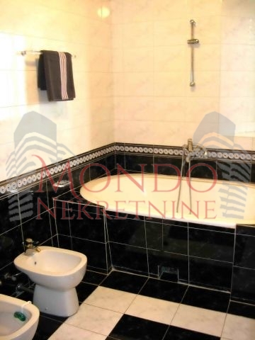 Izdaje se odlicna kuca sa dvoristem u jako mirnom kraju grada na Panteleju iznad Jagodin male. 6