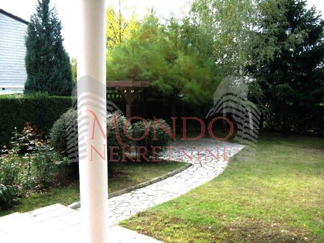 Izdaje se odlicna kuca sa dvoristem u jako mirnom kraju grada na Panteleju iznad Jagodin male. 2