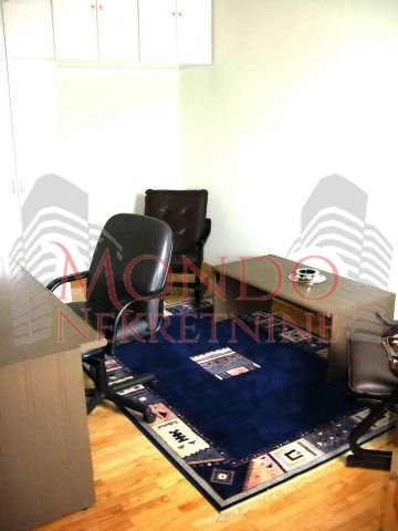 Izdaje se odlicna kuca sa dvoristem u jako mirnom kraju grada na Panteleju iznad Jagodin male. 8