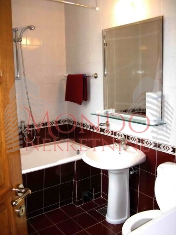 Izdaje se odlicna kuca sa dvoristem u jako mirnom kraju grada na Panteleju iznad Jagodin male. 7