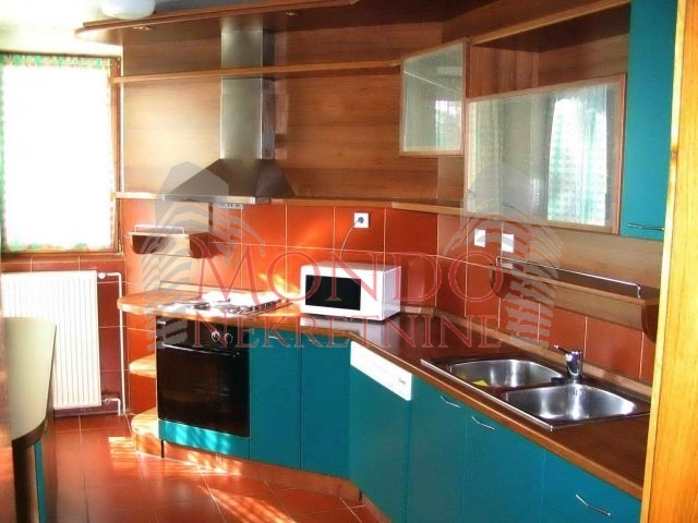 Izdaje se odlicna kuca sa dvoristem u jako mirnom kraju grada na Panteleju iznad Jagodin male. 10