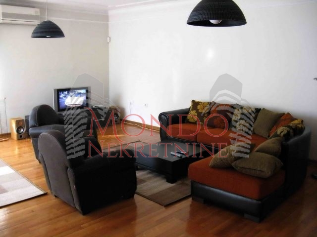 Izdaje se odlicna kuca sa dvoristem u jako mirnom kraju grada na Panteleju iznad Jagodin male. 3