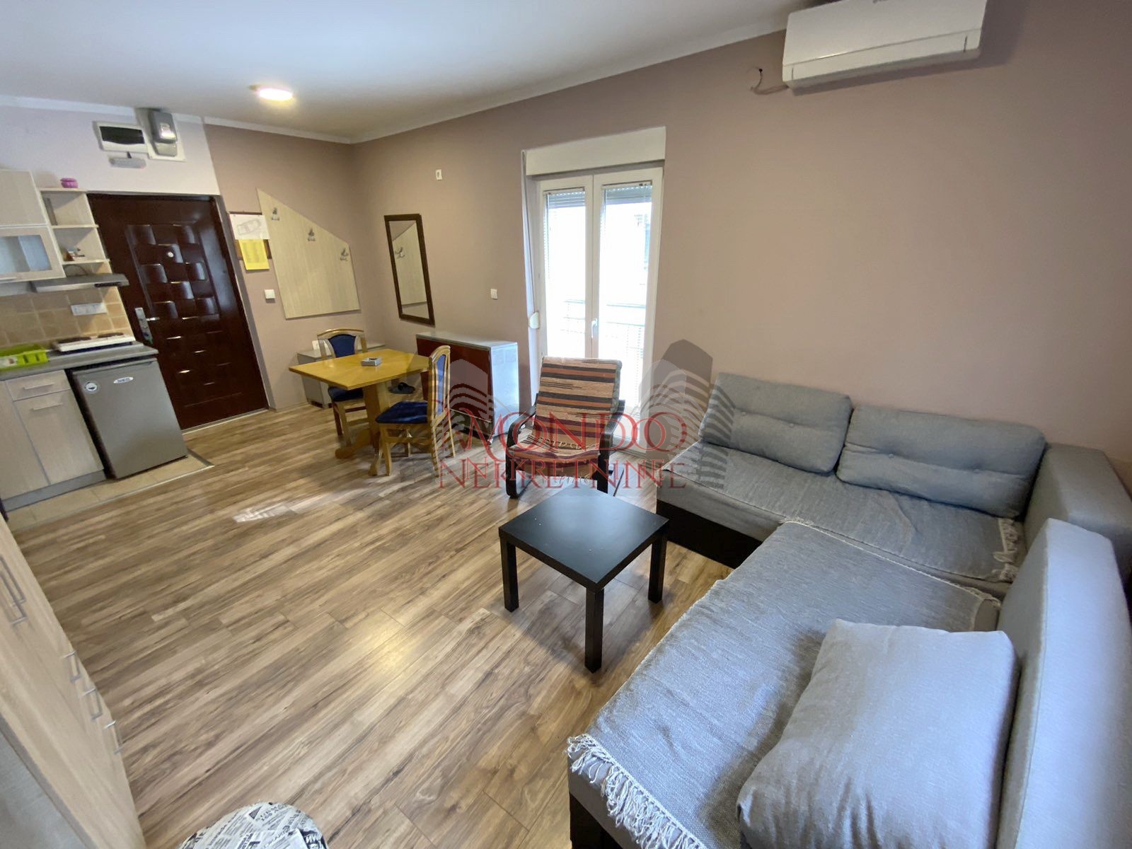 Izdaje se jednoiposoban stan kod Filozofskog fakulteta, ul.Prvomajska 2