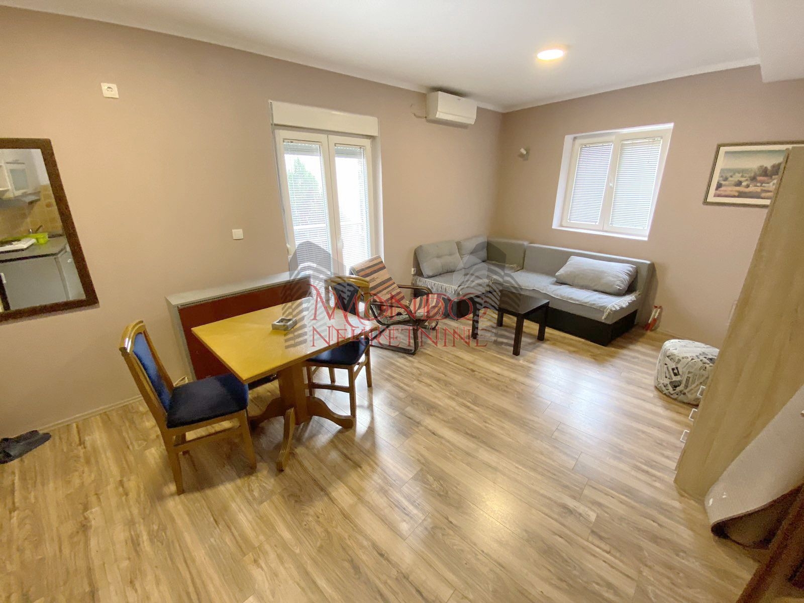 Izdaje se jednoiposoban stan kod Filozofskog fakulteta, ul.Prvomajska 5