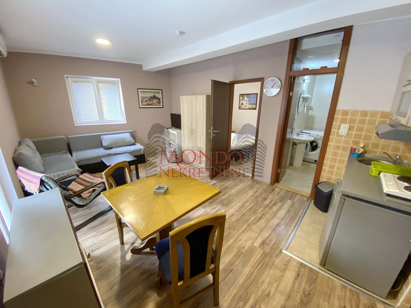 Izdaje se jednoiposoban stan kod Filozofskog fakulteta, ul.Prvomajska 4