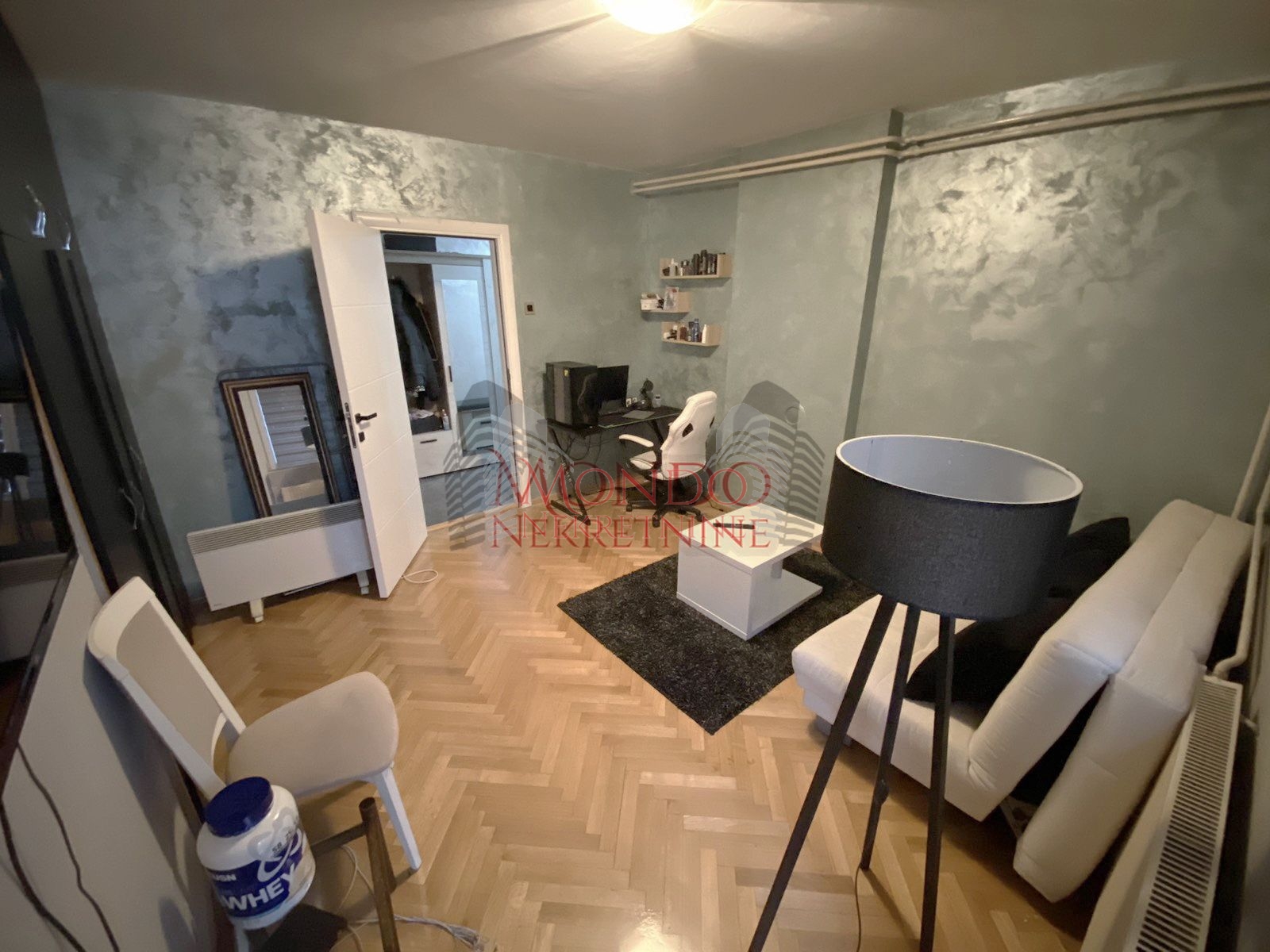 Prodaje se cetvorosoban stan kod Pravnog fakulteta 12