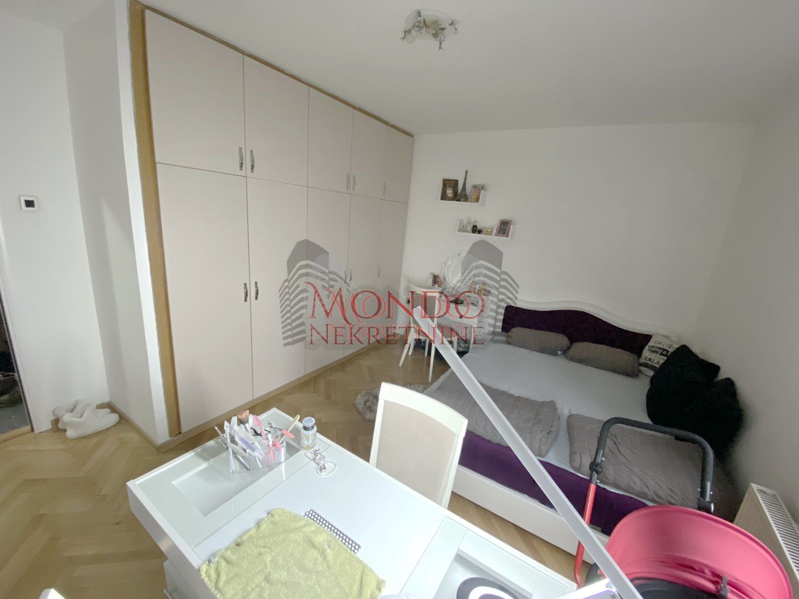 Prodaje se cetvorosoban stan kod Pravnog fakulteta 10