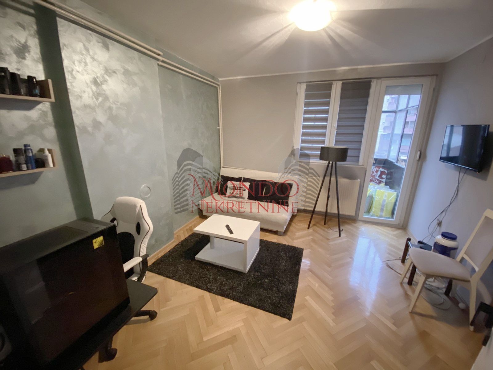 Prodaje se cetvorosoban stan kod Pravnog fakulteta 11