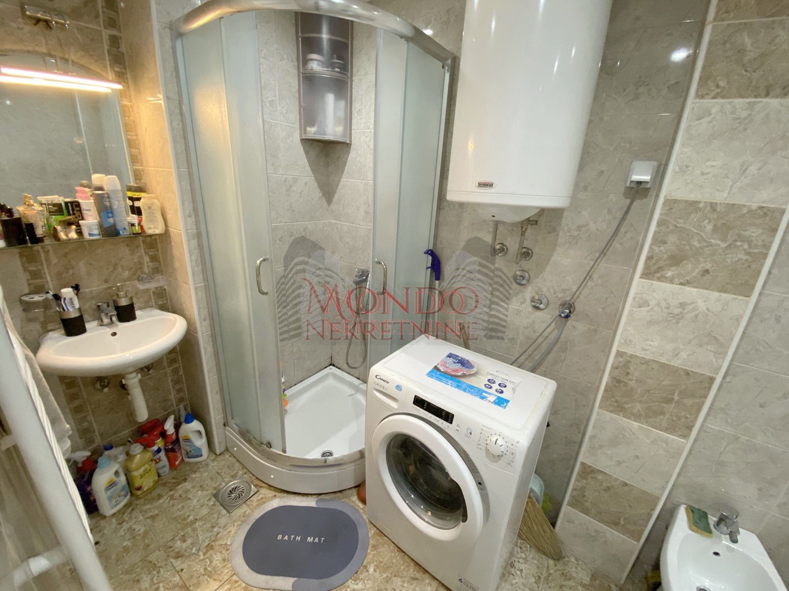 Prodaje se cetvorosoban stan kod Pravnog fakulteta 14