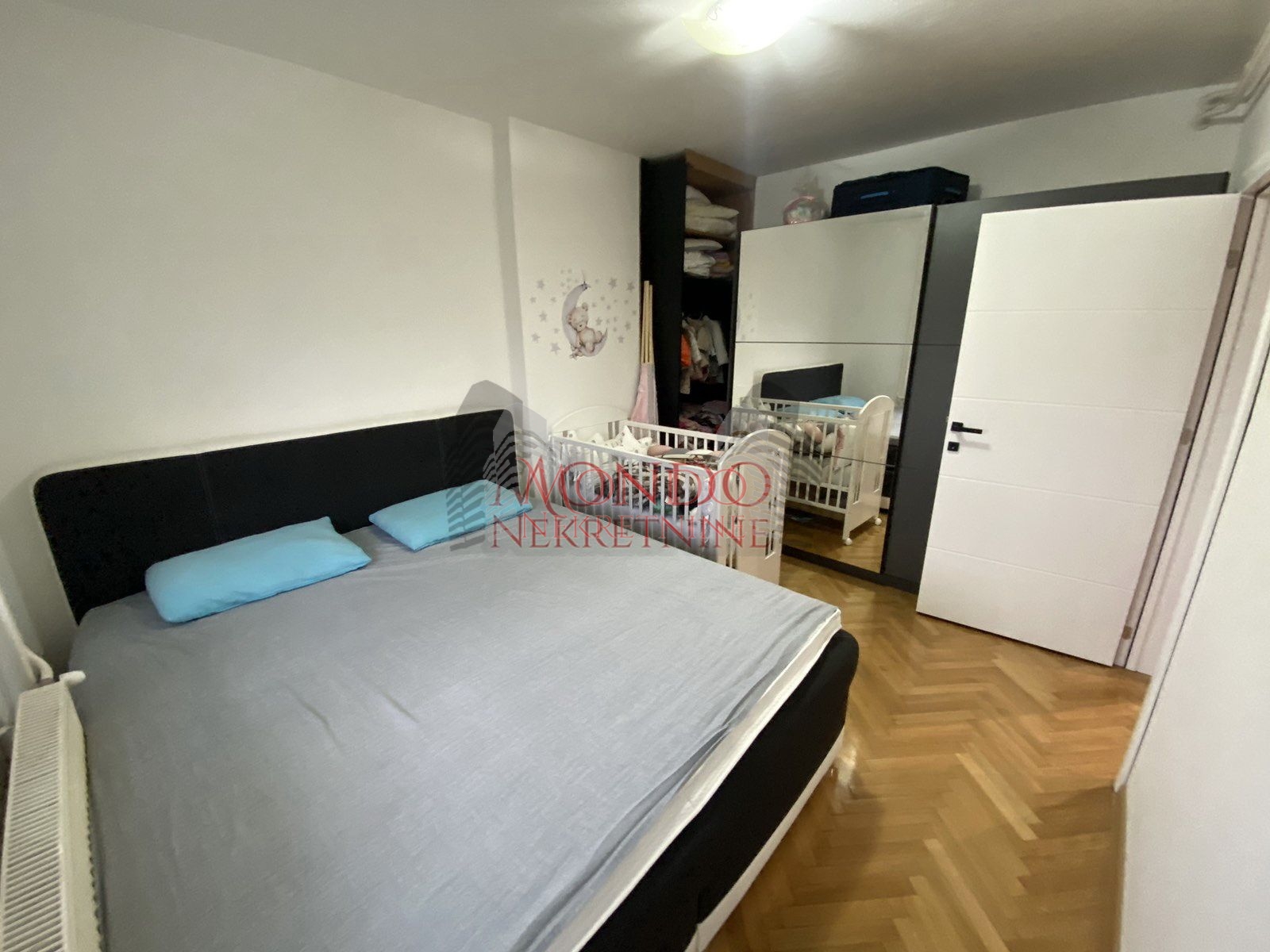 Prodaje se cetvorosoban stan kod Pravnog fakulteta 8