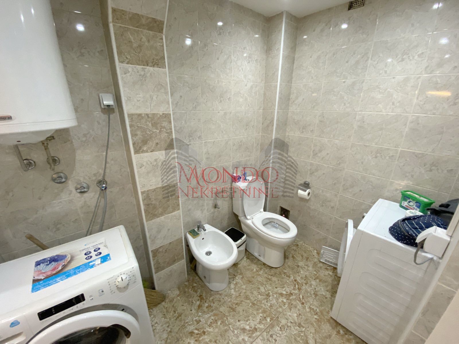 Prodaje se cetvorosoban stan kod Pravnog fakulteta 15