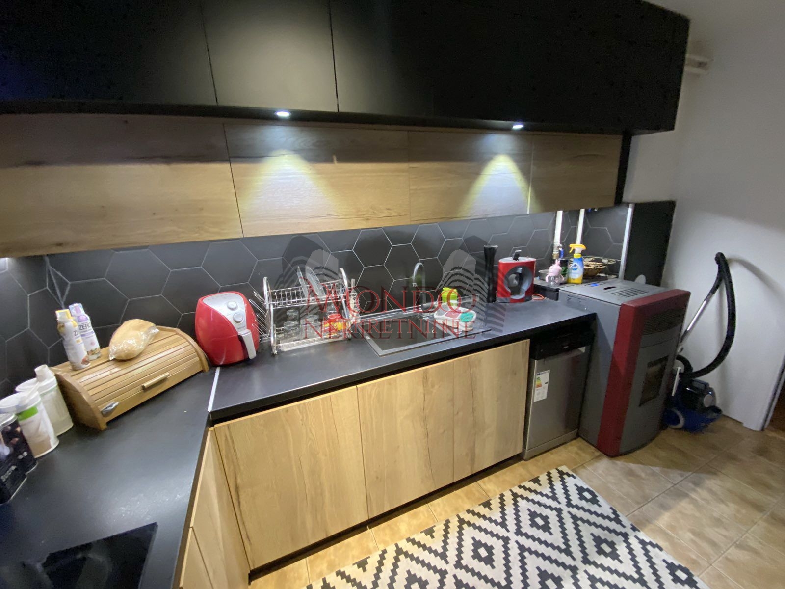 Prodaje se cetvorosoban stan kod Pravnog fakulteta 6