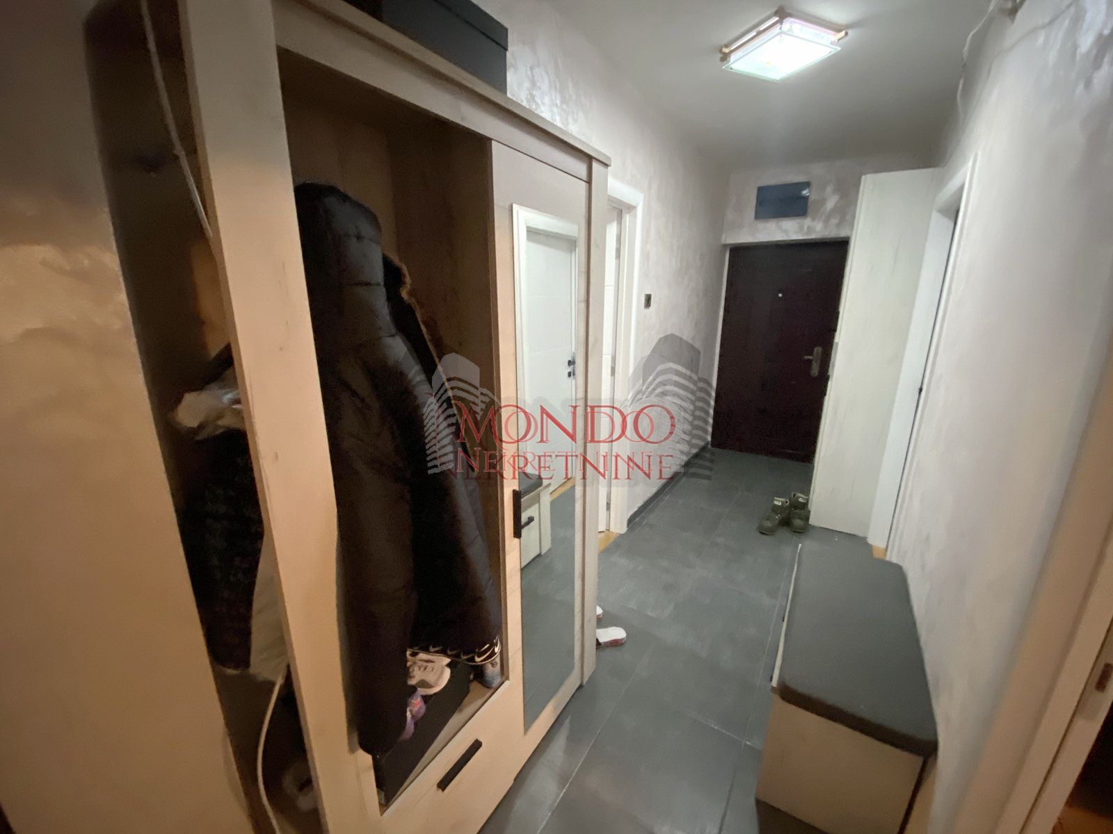 Prodaje se cetvorosoban stan kod Pravnog fakulteta 13