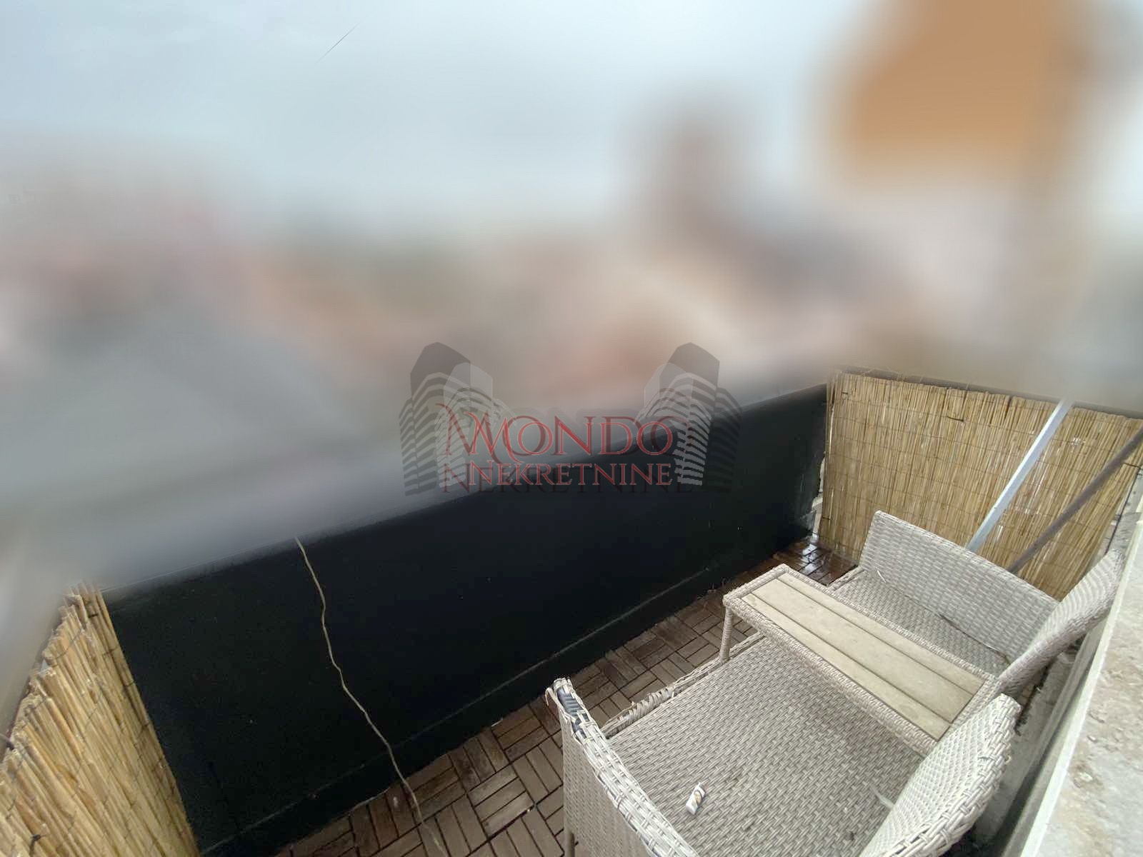 Prodaje se cetvorosoban stan kod Pravnog fakulteta 16