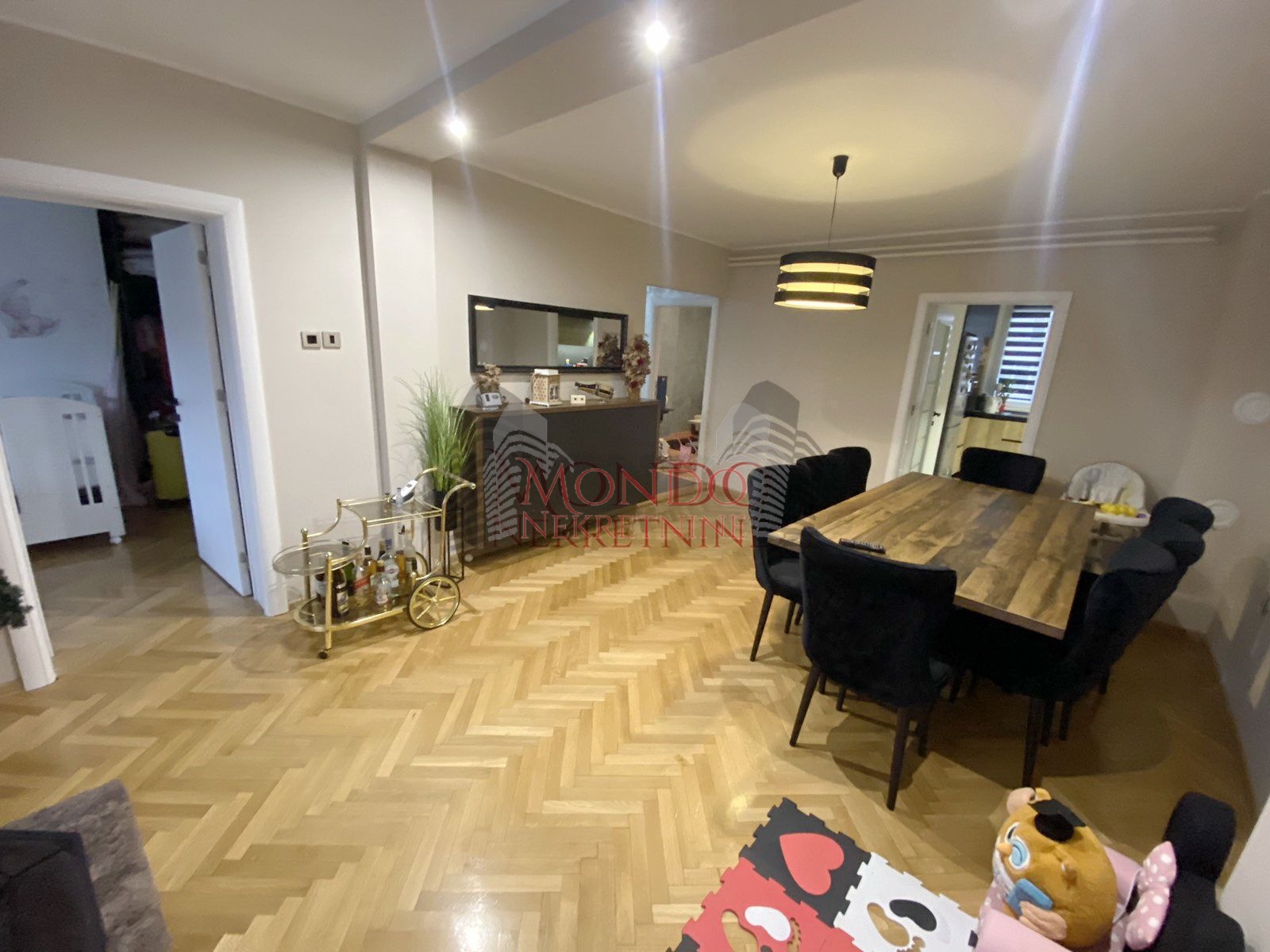 Prodaje se cetvorosoban stan kod Pravnog fakulteta 3