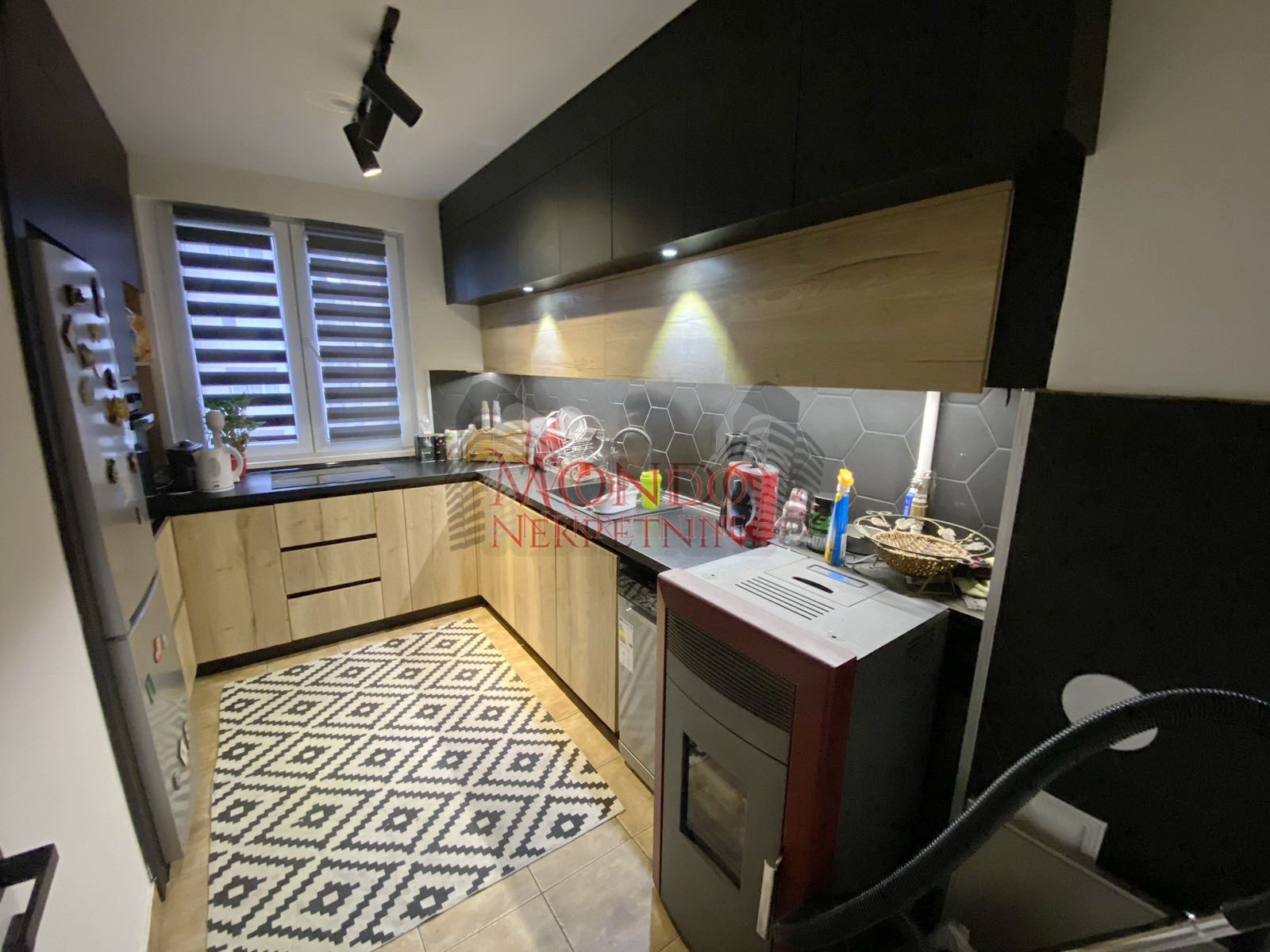 Prodaje se cetvorosoban stan kod Pravnog fakulteta 5