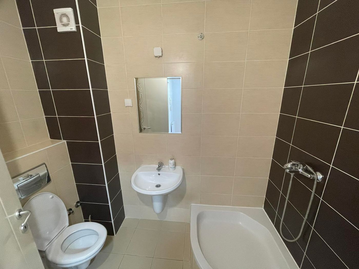 Odlična prilika  Renoviran i useljiv stan na Bulevaru Evrope 4