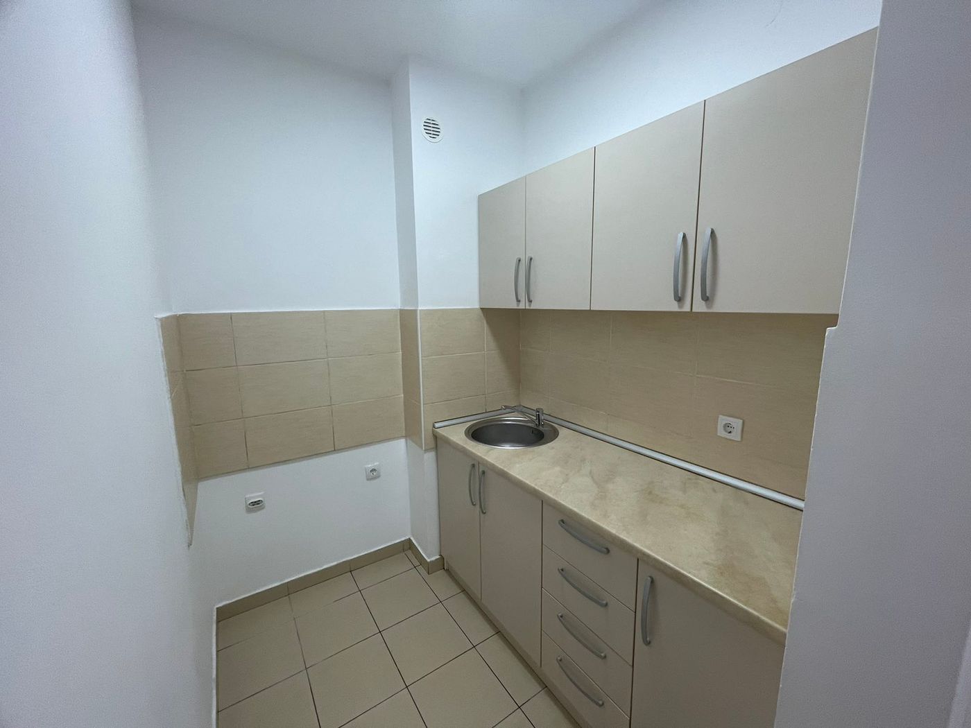 Odlična prilika  Renoviran i useljiv stan na Bulevaru Evrope 2