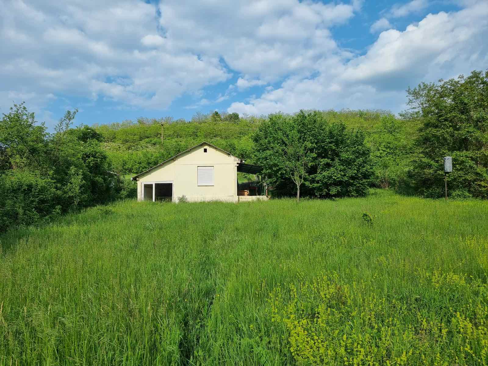 Prodajem plac i kucu u Svilosu 2