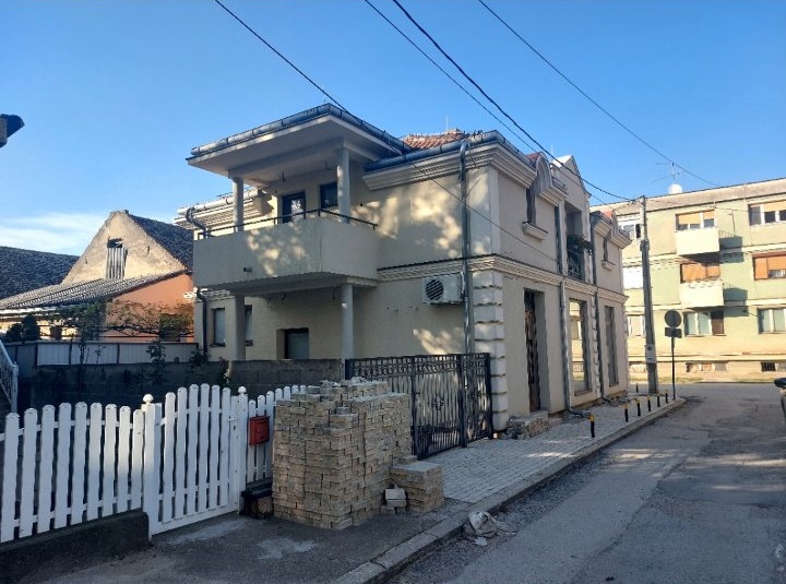 Prodajem poslovno stambeni objekat u Velikom Gradistu 2